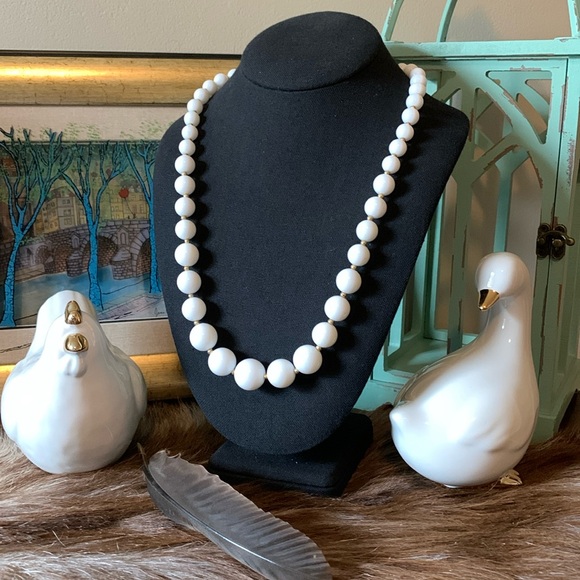 Vintage White Sphere Graduated Necklace - Picture 1 of 6